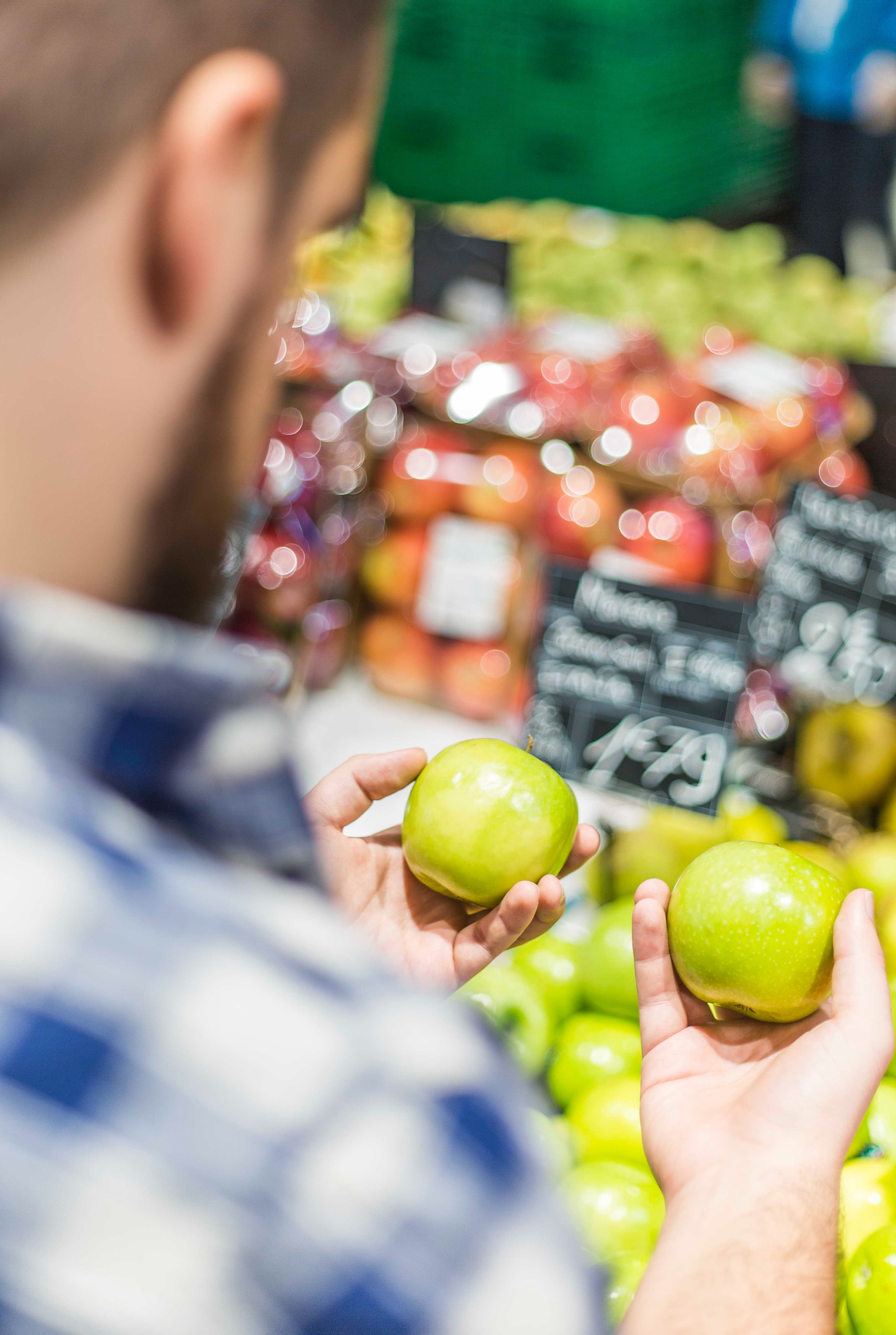 Vergleich zweier Äpfel beim Einkauf