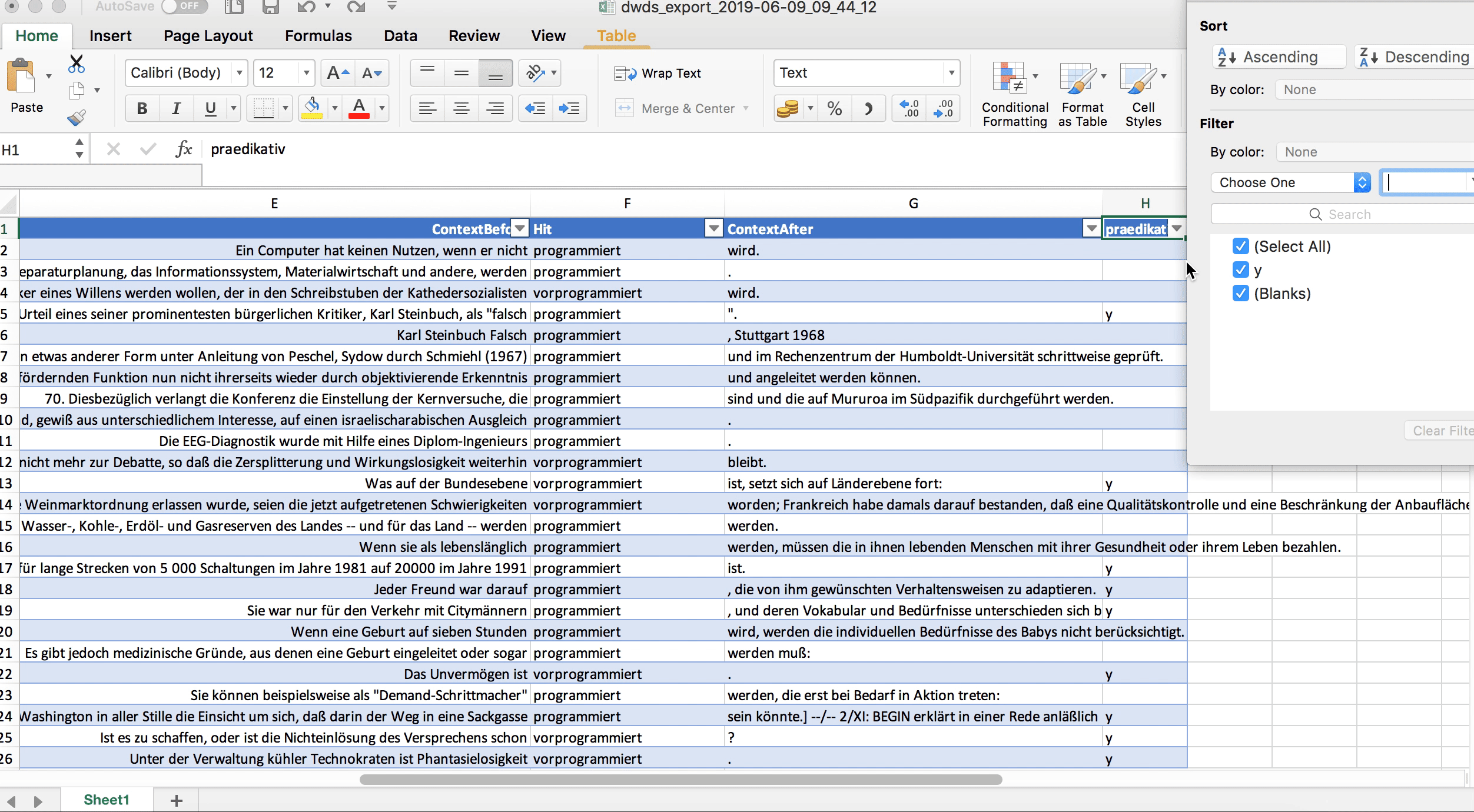 Eine Tabellenspalte wird so gefiltert, dass nur noch die leeren Zellen zu sehen sind, und allen leeren Zellen wird mit Strg/Cmd+Enter derselbe Wert zugewiesen.